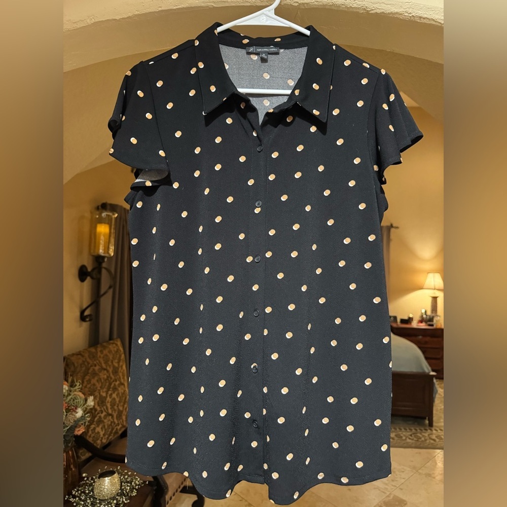Adrianna Papell Black Dot Button-Front Short Sleeve Blouse - Size Medium